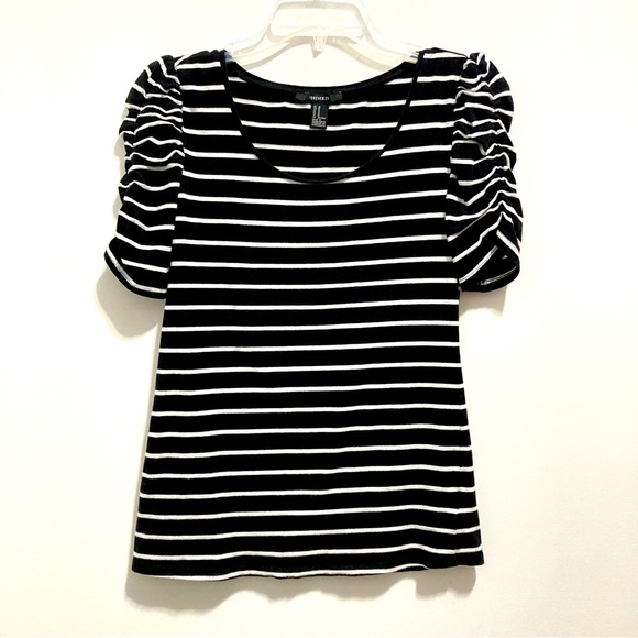 Forever 21 Tops - Forever 21 Women’s Short Sleeves White & Black Striped Top